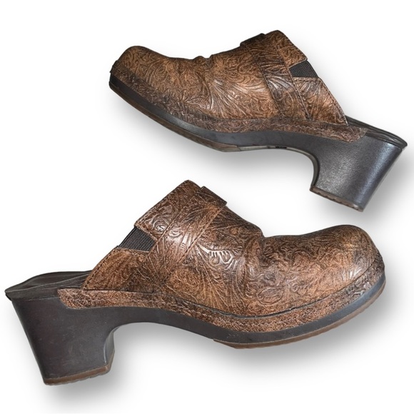 CROCS Sarah Tooled Embossed Clog Triple Comfort Slip On Heel Mule Shoes Brown 9 - Picture 1 of 8
